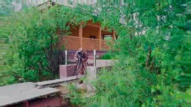 Bir fotoğrafçı bir dron üzerinden bir doğabilimci tarafından gözlenmesi