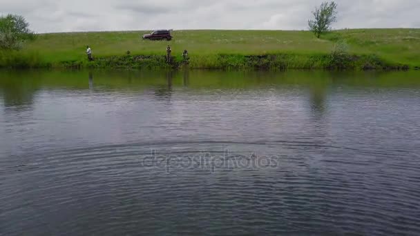 Fiskare är fiske efter elritsa Casting rullar — Stockvideo