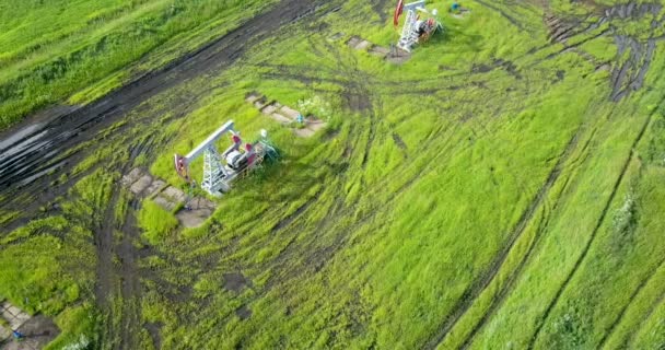 Estaciones de bombeo de petróleo en funcionamiento vista aérea — Vídeo de stock