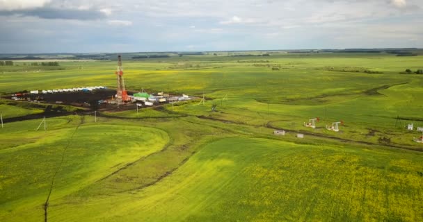 Ölbohrplattform im Feld — Stockvideo