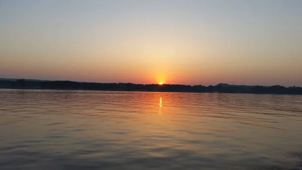 Schöne Morgendämmerung über dem Fluss im Sommer — Stockfoto