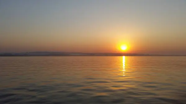 Yaz aylarında nehir üzerinde güzel şafak