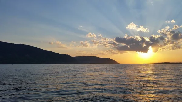 Güzel günbatımı sunset bulvarında bir nehir bulutlar ile