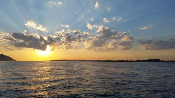 Belo pôr-do-sol em um rio com nuvens Fotos De Bancos De Imagens