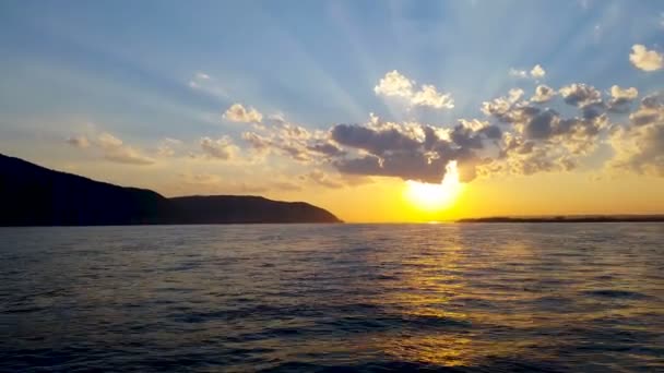 Matahari terbenam yang indah di sungai dengan awan — Stok Video