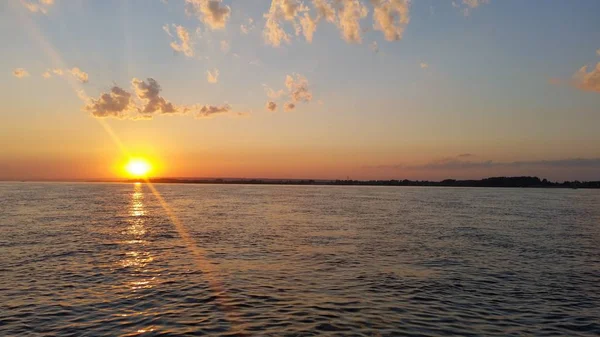 Güzel günbatımı sunset bulvarında bir nehir bulutlar ile