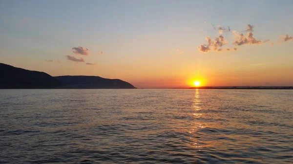Güzel günbatımı sunset bulvarında bir nehir bulutlar ile