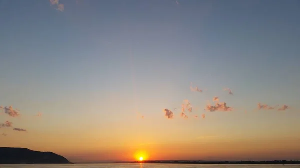 Güzel günbatımı sunset bulvarında bir nehir bulutlar ile