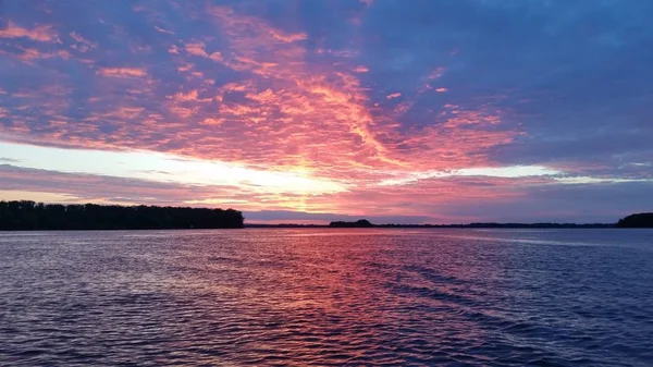 Bella alba sul fiume in estate — Foto Stock