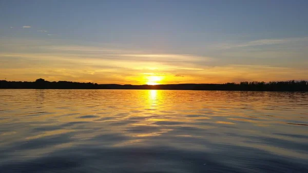 Schöne Morgendämmerung über dem Fluss im Sommer — Stockfoto