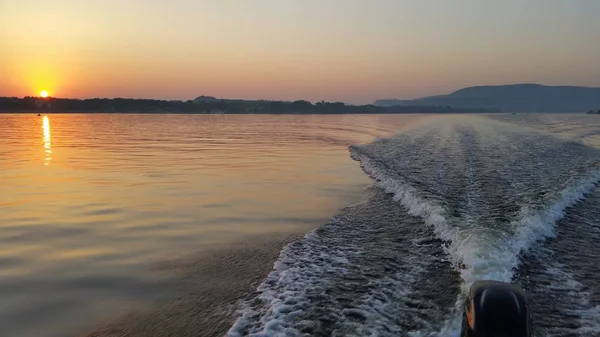 Teknede sprey motor sürüş sırasında şafak