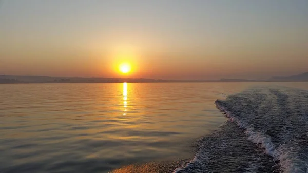 Teknede sprey motor sürüş sırasında şafak