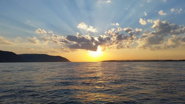 Güzel günbatımı sunset bulvarında bir nehir bulutlar ile