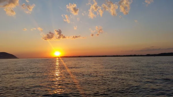 Güzel günbatımı sunset bulvarında bir nehir bulutlar ile