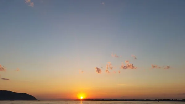 Güzel günbatımı sunset bulvarında bir nehir bulutlar ile