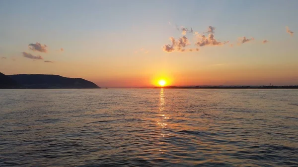 Güzel günbatımı sunset bulvarında bir nehir bulutlar ile