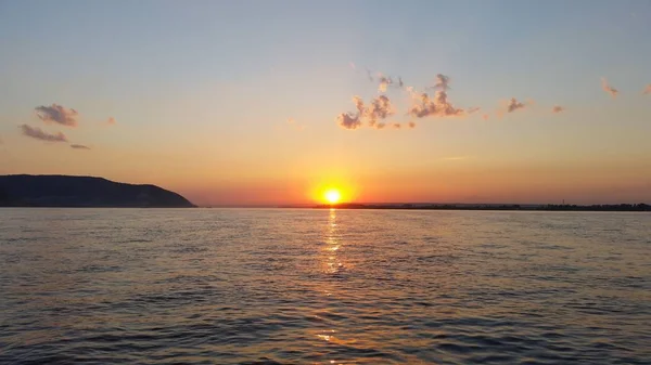 Güzel günbatımı sunset bulvarında bir nehir bulutlar ile