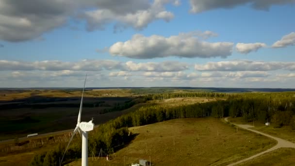 Elektrische windgenerators werken voederen van het dorp — Stockvideo