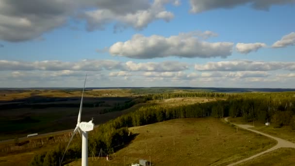 Generatori eolici elettrici funzionanti alimentano il villaggio — Video Stock