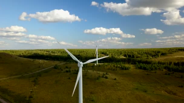 Elektrische Windgeneratoren versorgen das Dorf — Stockvideo
