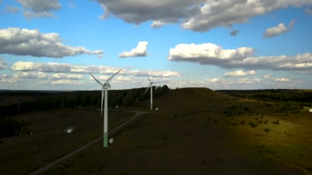 Elektrische windgenerators werken voederen van het dorp — Stockvideo