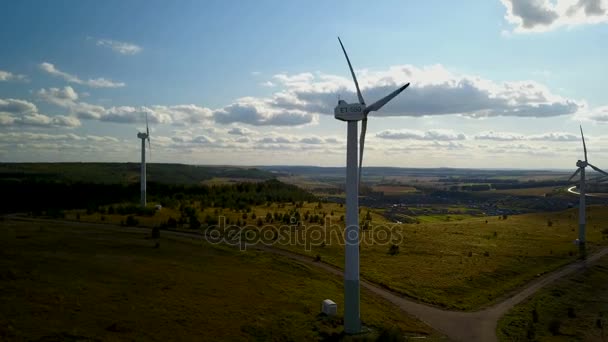 Generatori eolici elettrici funzionanti alimentano il villaggio — Video Stock