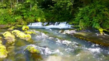 Dağ alt dağ muhteşem mini şelale