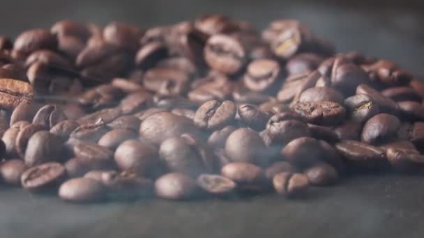 Granos de café giran en el tablero en humo — Vídeos de Stock