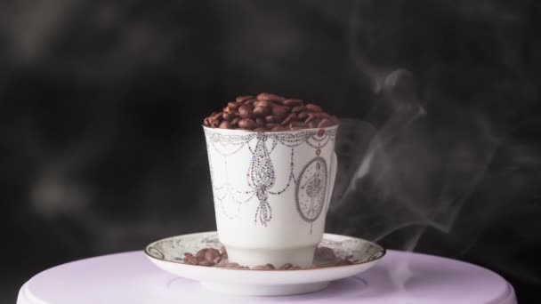 Tasse mit Kaffeekörnern dreht sich auf einer Tafel — Stockvideo