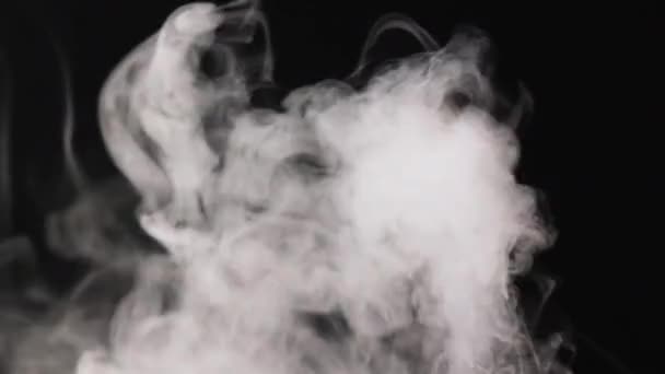 Fumo ondeggiante su sfondo nero — Video Stock