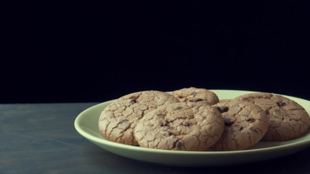 Cookies sur une assiette jaune — Video