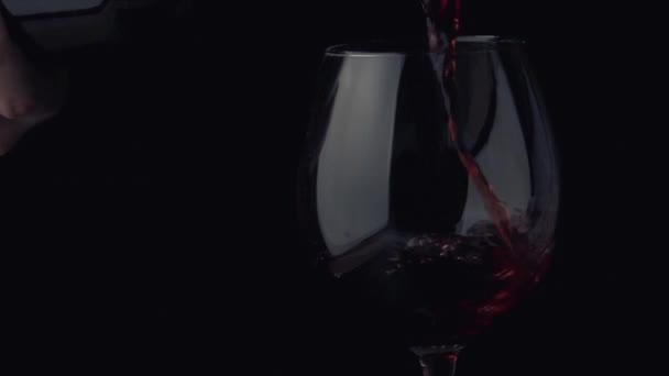 Wein ergießt sich in Zeitlupe aus einer Flasche in ein Glas — Stockvideo