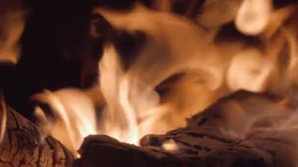 Κάψιμο ξύλου σε τζάκι. Ζεστό τζάκι με ζεστή φωτιά. Φθινοπωρινές και χειμερινές διακοπές. Οικιακή άνεση. — Αρχείο Βίντεο