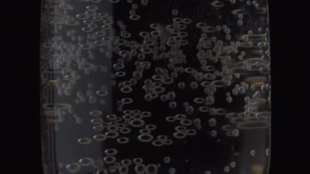 Szampan w szklanych zakrętach zbliżeniowych — Wideo stockowe