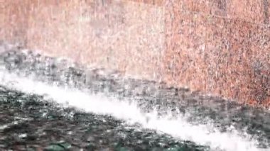 Nehre düşen su damlaları