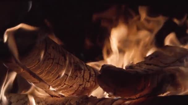 Brûlage de bois dans une cheminée. Chaleureux feu dans une cheminée. Vacances d'automne et d'hiver. Confort à domicile .