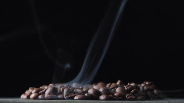 Grãos de café giram na placa em fumaça — Vídeo de Stock