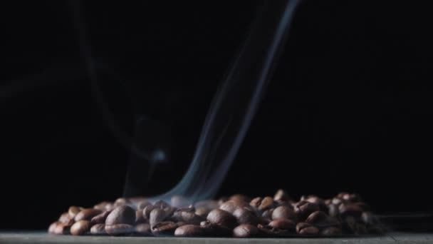 Kaffebönor snurra på brädet i rök — Stockvideo