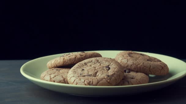 Chocolate chip cookie spins on a plate — Stockvideo