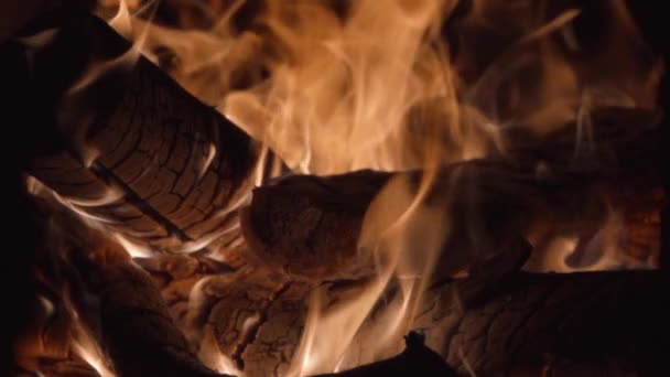 Madera ardiendo en una chimenea. Caliente fuego acogedor en una chimenea. Vacaciones de otoño e invierno. Comodidad en casa . — Vídeos de Stock