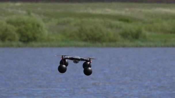 Quadcopter dalam gerakan lambat melayang di atas air — Stok Video