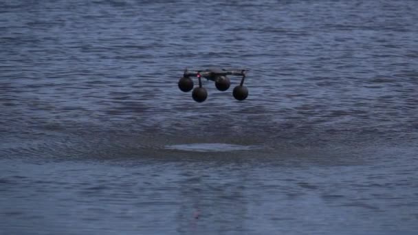 Quadcopter au ralenti planant au-dessus de l'eau — Video