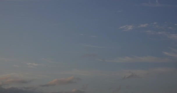 ciel d'été au coucher du soleil dans le laps de temps 