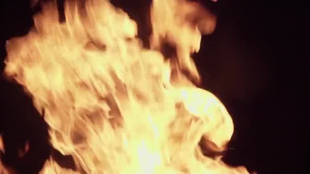 Uma grande chama queima e as cinzas lentamente voam para fora dela — Vídeo de Stock