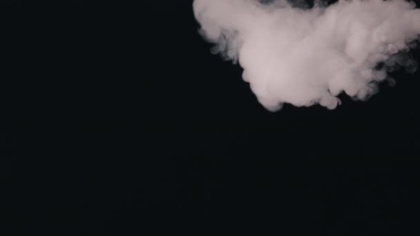 Выдыхает дым и дым медленно падает — стоковое видео