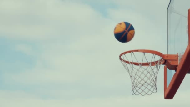 把篮球扔进篮里. — 图库视频影像