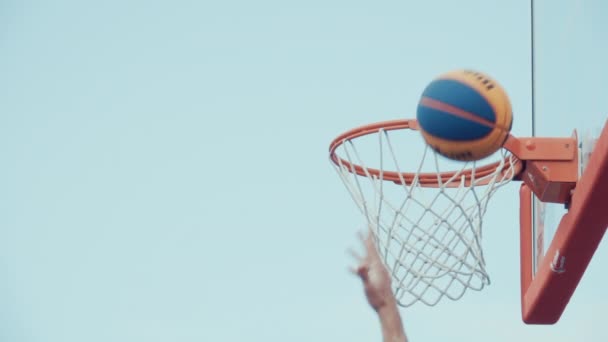Throw a basketball in the basket. — Stock Video