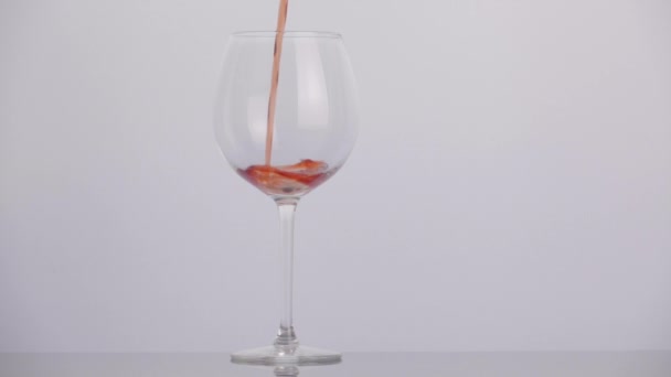 Häller vin i ett glas i slow motion — Stockvideo