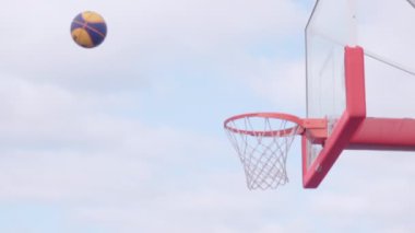 Sepete bir basket topu at..