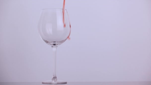 Wein in ein Glas gießen und in Zeitlupe gießen — Stockvideo